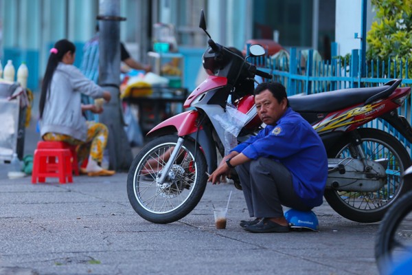 Chùm ảnh: Nhịp sống của người Sài Gòn vào buổi sáng sớm 7