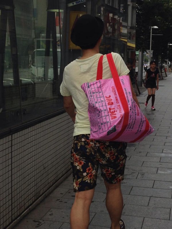 Bao bì cám con cò Việt Nam thành túi thời trang trên đường phố Nhật 1