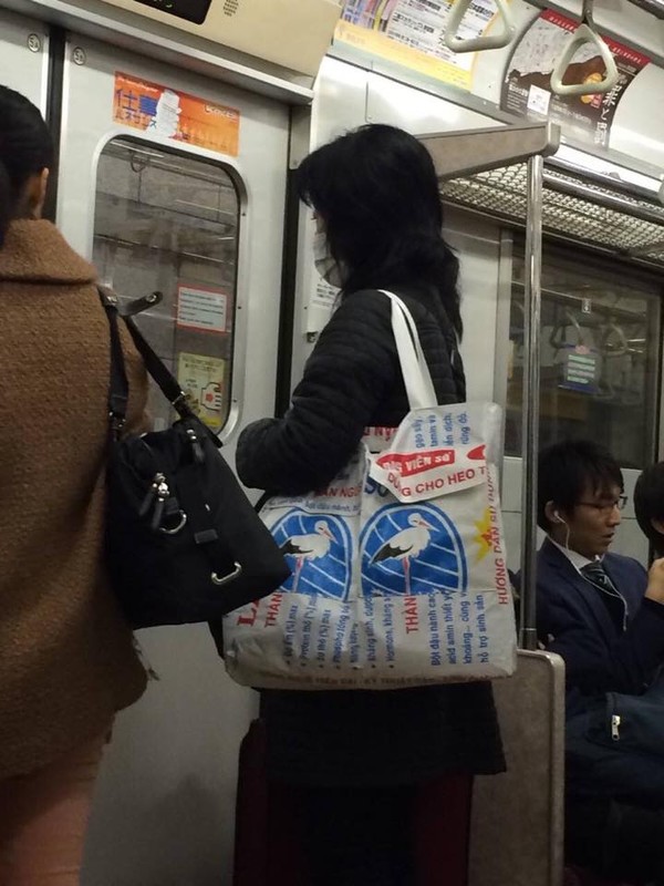 Bao bì cám con cò Việt Nam thành túi thời trang trên đường phố Nhật 5