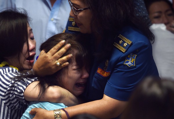 Thân nhân của hành khách QZ8501 ngất đi khi nhìn thấy hình ảnh các thi thể 1