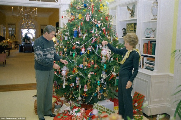 Ch&ugrave;m ảnh: C&acirc;y th&ocirc;ng Noel đ&atilde; thay đổi thế n&agrave;o trong 100 năm qua? 10