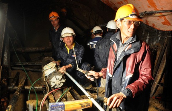  Bốn ngày nghẹt thở giải cứu 12 công nhân sập hầm Đạ Dâng qua ảnh 11