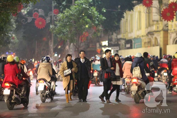 Người dân Hà Nội, Sài Gòn nô nức xuống phố đón Noel trong tiết trời tuyệt đẹp 5