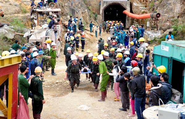  Bốn ngày nghẹt thở giải cứu 12 công nhân sập hầm Đạ Dâng qua ảnh 15