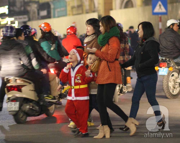 Người dân Hà Nội, Sài Gòn nô nức xuống phố đón Noel trong tiết trời tuyệt đẹp 6