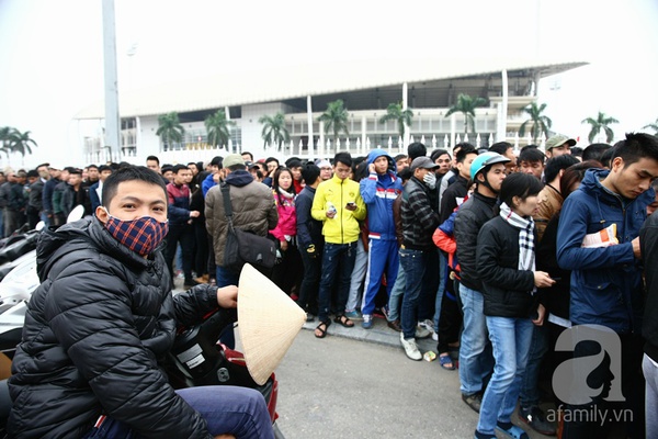 Biển người chờ đợi trong giá lạnh mua vé bán kết AFF Cup 3