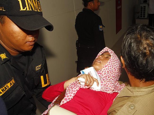 Thân nhân của hành khách QZ8501 ngất đi khi nhìn thấy hình ảnh các thi thể 4