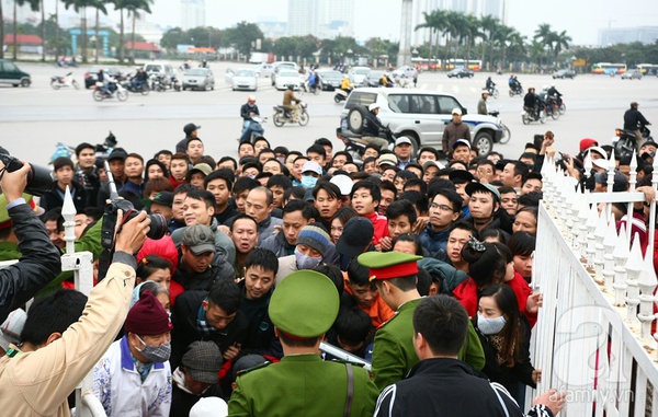 Biển người chờ đợi trong giá lạnh mua vé bán kết AFF Cup 1