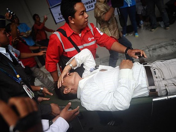 Thân nhân của hành khách QZ8501 ngất đi khi nhìn thấy hình ảnh các thi thể 5