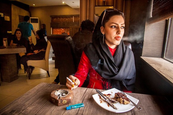 Bộ ảnh chân thực về hành trình đi tìm cuộc sống phóng khoáng của giới trẻ Iran 5