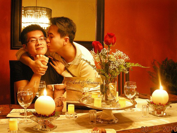 Chuyện tình 12 năm tuyệt đẹp của cặp đôi đồng tính gốc Việt điển trai 12