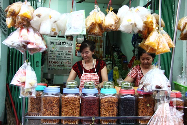 Muôn kiểu hút khách của “phố bánh tráng trộn” Sài Gòn 3
