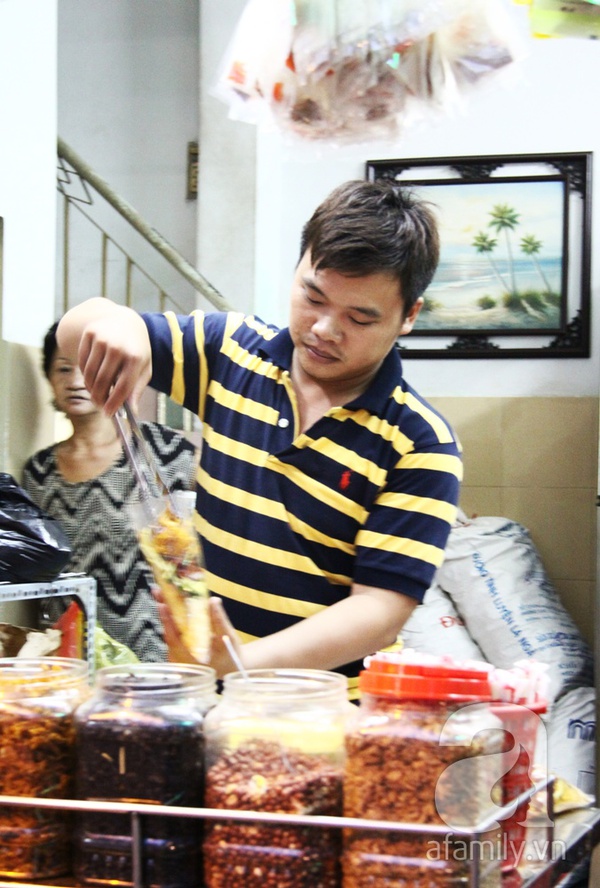 Muôn kiểu hút khách của “phố bánh tráng trộn” Sài Gòn 5