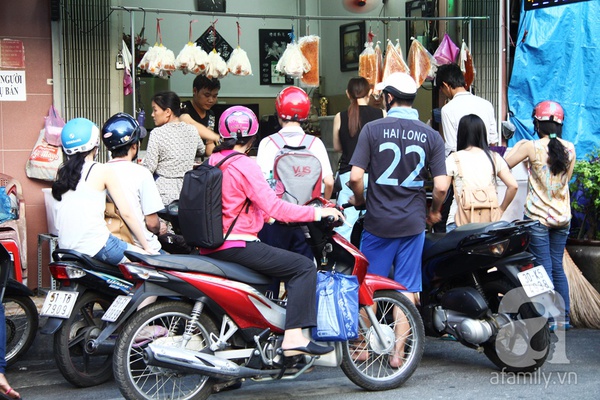 Muôn kiểu hút khách của “phố bánh tráng trộn” Sài Gòn 9