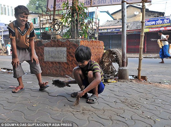 Cuộc sống của những đứa trẻ bỏ học đi “săn” bụi vàng ở Ấn Độ 1