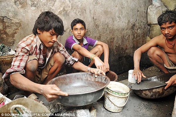Cuộc sống của những đứa trẻ bỏ học đi “săn” bụi vàng ở Ấn Độ 4