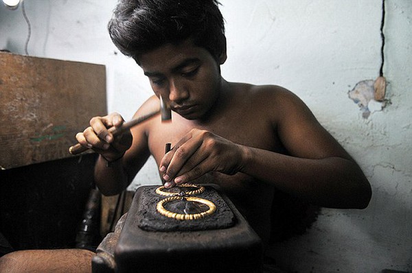 Cuộc sống của những đứa trẻ bỏ học đi “săn” bụi vàng ở Ấn Độ 6