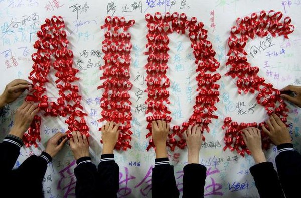 Cậu bé 8 tuổi bị xua đuổi vì nhiễm HIV gây phẫn nộ mạng xã hội Trung Quốc 1