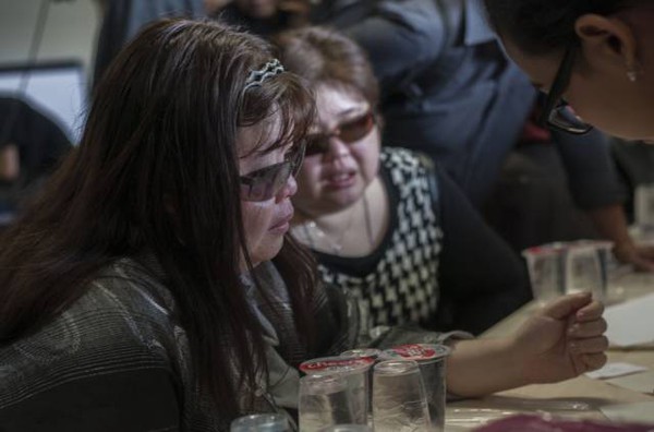 Người thân khóc ngất khi chờ đợi tin tức từ chuyến bay AirAsia mất tích 11