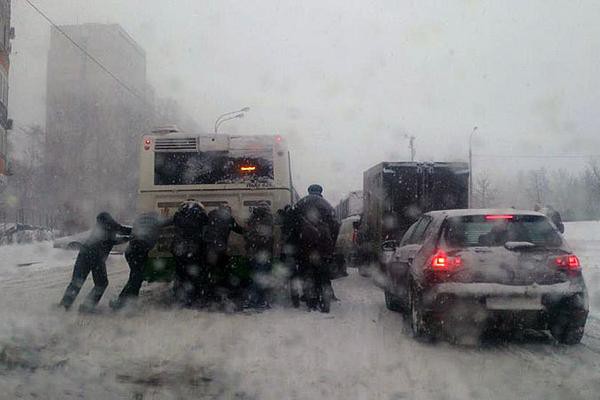 Tuyết rơi kỷ lục ở Nga: một giờ - 500 tai nạn, 200 chuyến bay bị hoãn 4