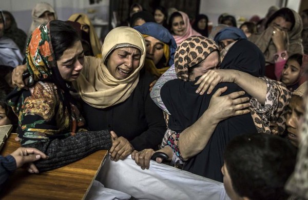 Hai học sinh giả chết để qua mắt tay s&uacute;ng Taliban  1