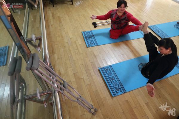 Niềm vui mới khi tập luyện yoga của những phụ nữ khuyết tật  1
