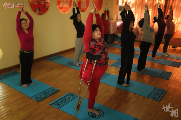 Niềm vui mới khi tập luyện yoga của những phụ nữ khuyết tật  2