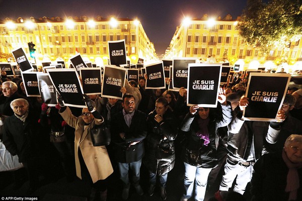 Hàng nghìn người xuống đường tưởng nhớ nạn nhân vụ thảm sát Charlie Hebdo 1