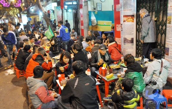 Hà Nội: Hàng quán vỉa hè đông nghẹt khách những ngày rét buốt 1
