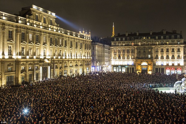 Hàng nghìn người xuống đường tưởng nhớ nạn nhân vụ thảm sát Charlie Hebdo 11