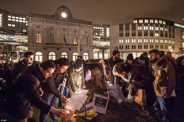 Hàng nghìn người xuống đường tưởng nhớ nạn nhân vụ thảm sát Charlie Hebdo 17