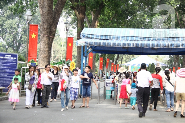 Sài Gòn: Giá vé tăng cao, các khu vui chơi vẫn đông khách 2