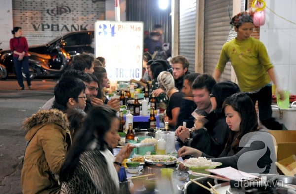Hà Nội: Hàng quán vỉa hè đông nghẹt khách những ngày rét buốt 2
