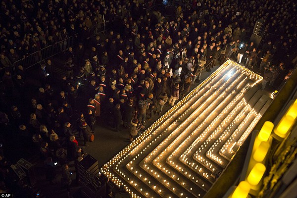 Hàng nghìn người xuống đường tưởng nhớ nạn nhân vụ thảm sát Charlie Hebdo 3