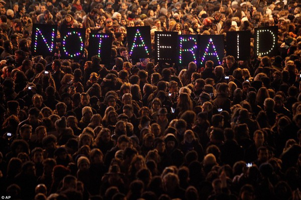 Hàng nghìn người xuống đường tưởng nhớ nạn nhân vụ thảm sát Charlie Hebdo 4