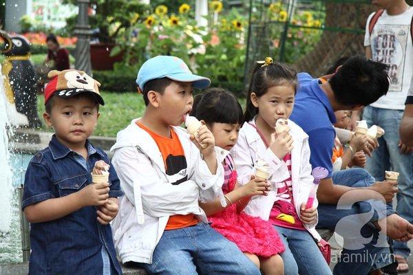 Sài Gòn: Giá vé tăng cao, các khu vui chơi vẫn đông khách 7