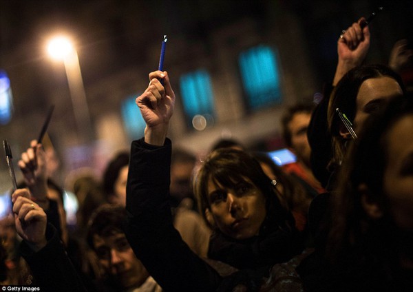 Hàng nghìn người xuống đường tưởng nhớ nạn nhân vụ thảm sát Charlie Hebdo 6