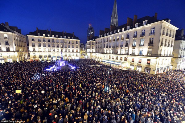 Hàng nghìn người xuống đường tưởng nhớ nạn nhân vụ thảm sát Charlie Hebdo 7