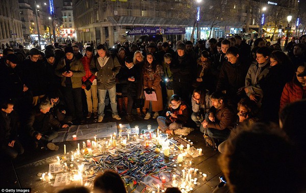 Hàng nghìn người xuống đường tưởng nhớ nạn nhân vụ thảm sát Charlie Hebdo 8