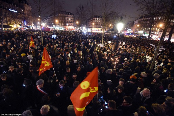Hàng nghìn người xuống đường tưởng nhớ nạn nhân vụ thảm sát Charlie Hebdo 9