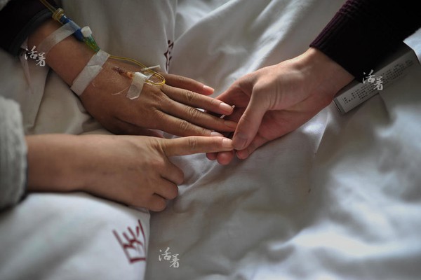 Cảm động ch&agrave;ng trai chăm s&oacute;c vị h&ocirc;n th&ecirc; nằm liệt giường 4