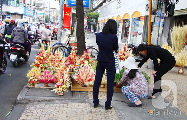 Sài Gòn: Hoa kiểng, hoa khô chưng Tết rộn ràng vào mùa 15