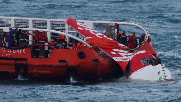QZ8501: Thợ lặn tìm thấy 5 thi thể còn thắt dây an toàn trên ghế  2