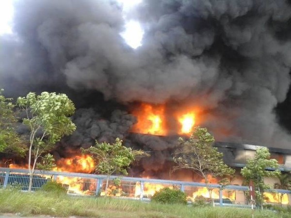 Long An: Cháy rụi 3 nhà xưởng giữa KCN Tân Đức 1