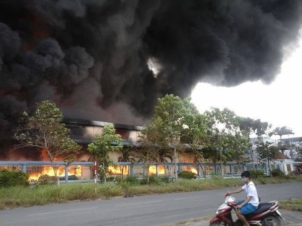 Long An: Cháy rụi 3 nhà xưởng giữa KCN Tân Đức 2