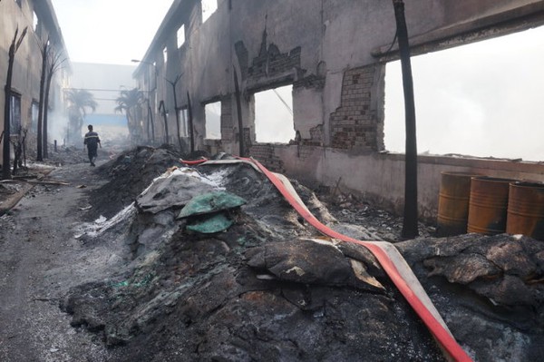 Long An: Cháy rụi 3 nhà xưởng giữa KCN Tân Đức 6