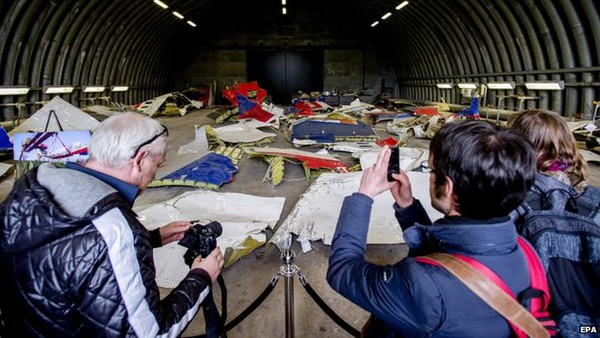 Thân nhân MH17 lần đầu tiên nhìn thấy các mảnh vỡ máy bay 2