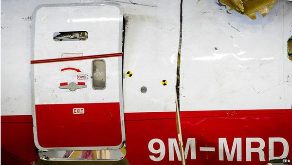 Thân nhân MH17 lần đầu tiên nhìn thấy các mảnh vỡ máy bay 3