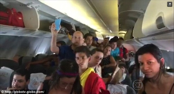 Điều hòa hỏng, hành khách trên máy bay nổi giận, đòi mở cửa thoát hiểm 1