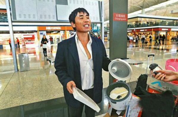 Người đàn ông nấu cơm ngay tại sân bay quốc tế Hồng Kông gây chú ý truyền thông 1